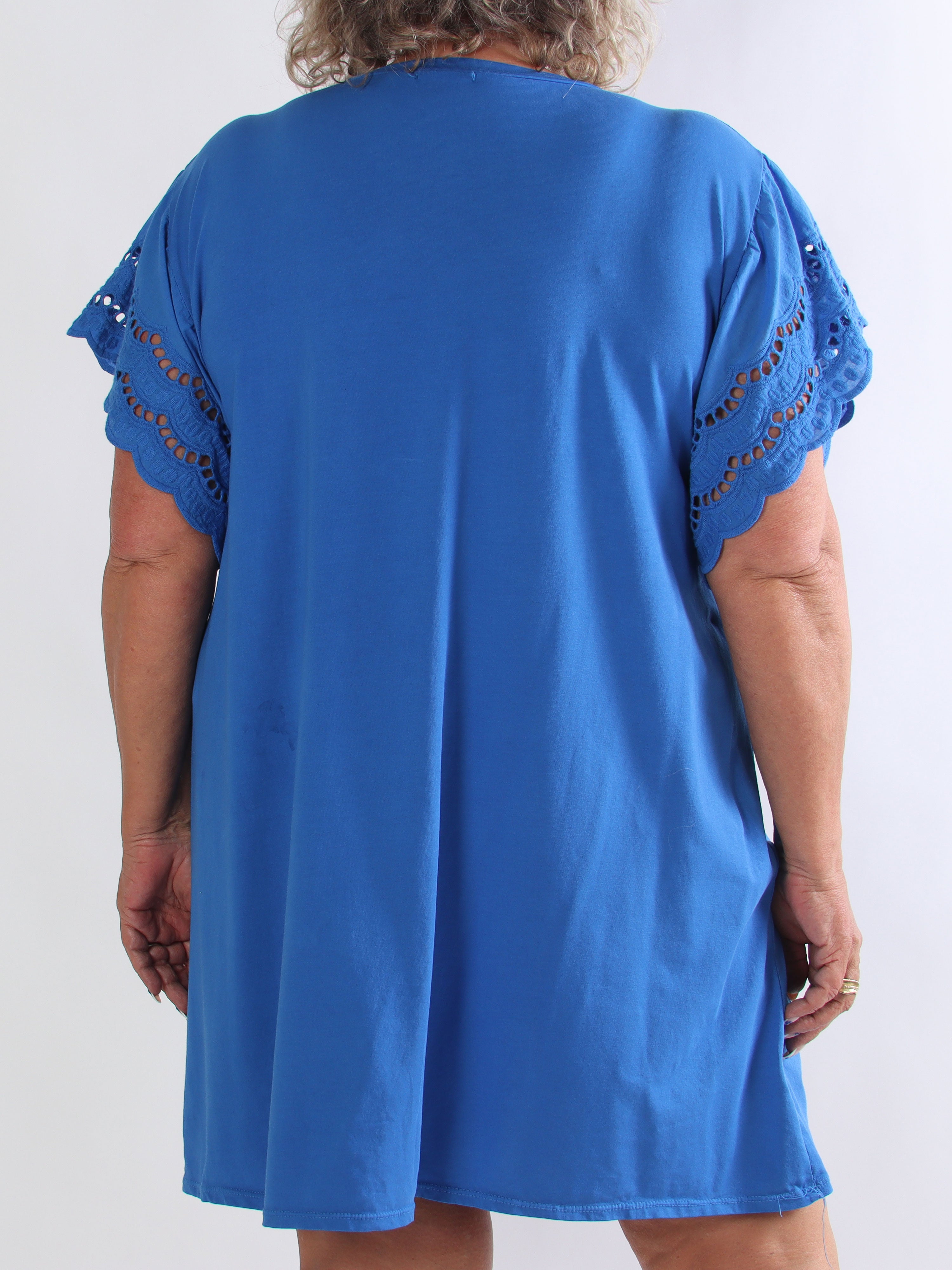 Magnolia Print - Plus size kjole i blød bomuld med tekst og ærmer i broderet hulmønster